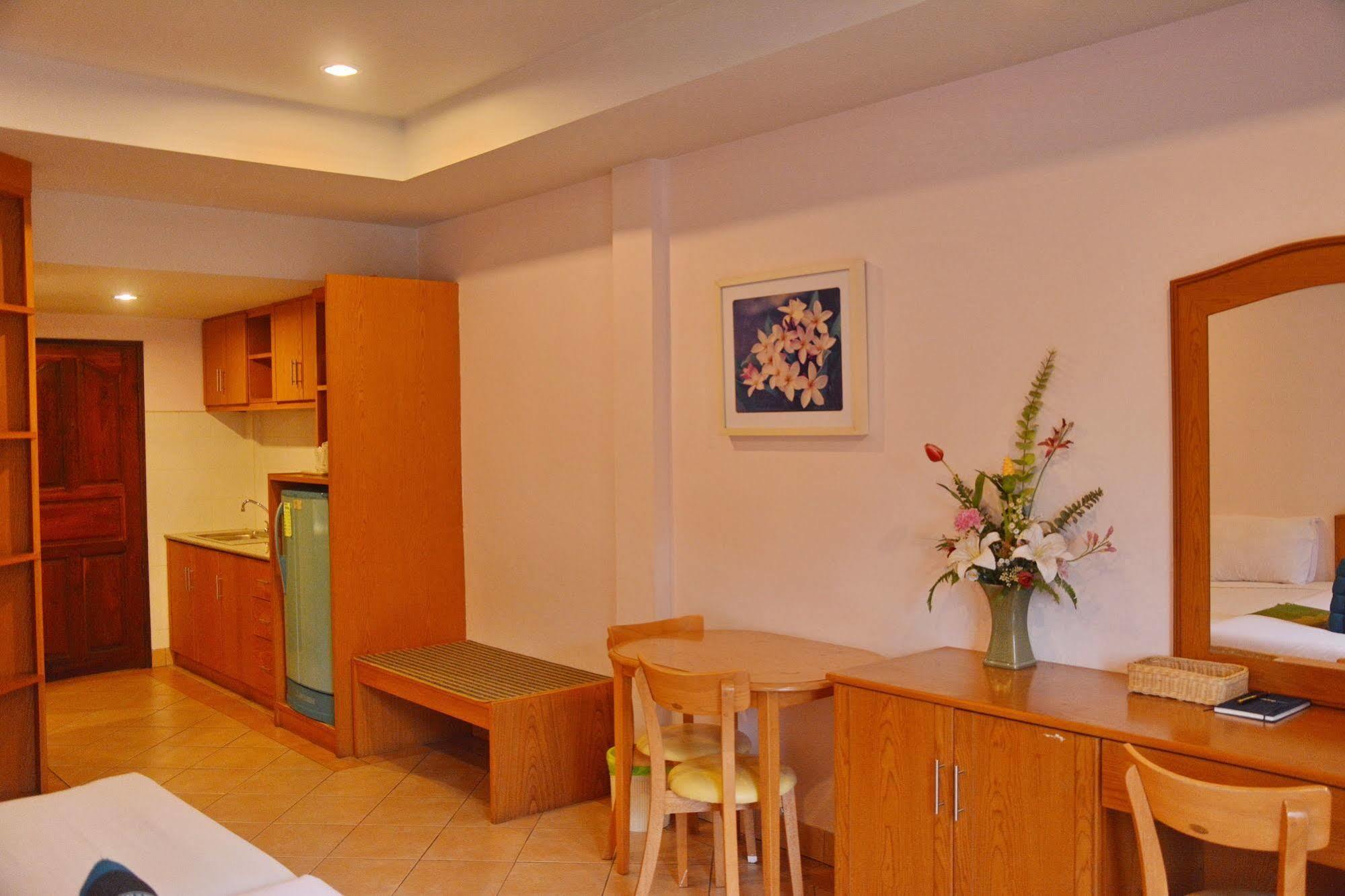 Seven Oaks Inn Jomtien Beach Exteriör bild