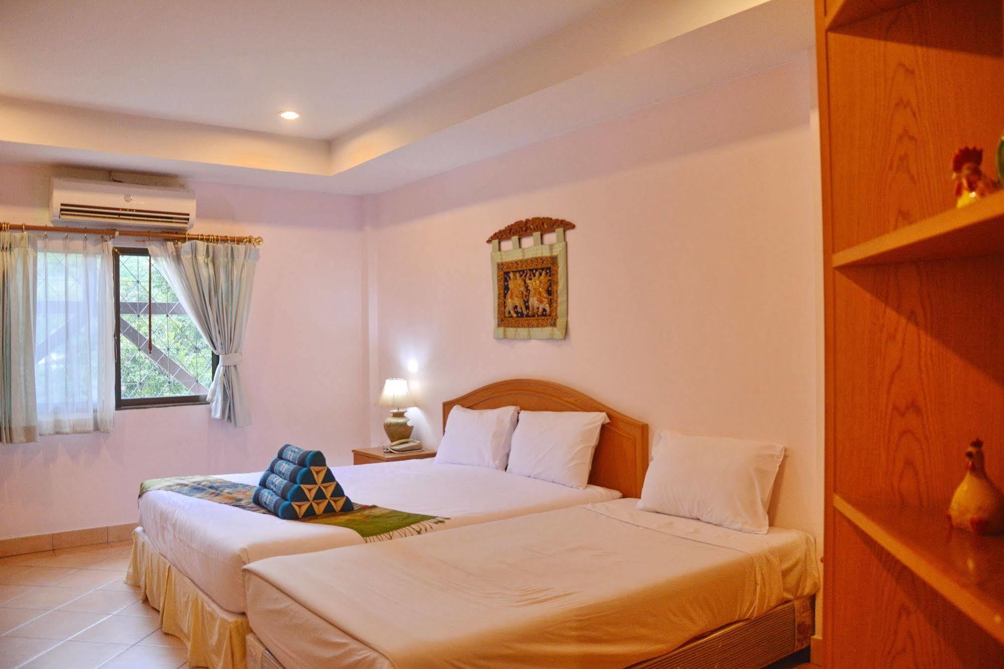Seven Oaks Inn Jomtien Beach Exteriör bild
